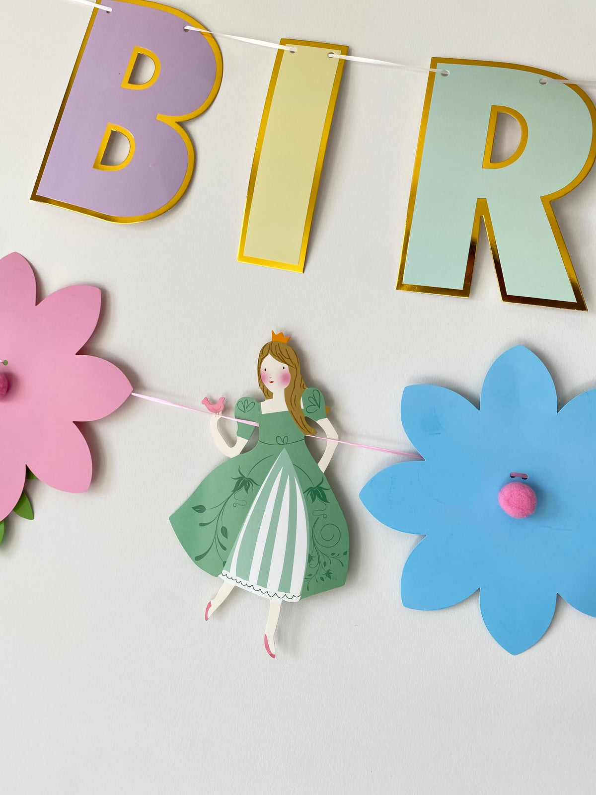 Prinsessenslinger met bloemen en pompons