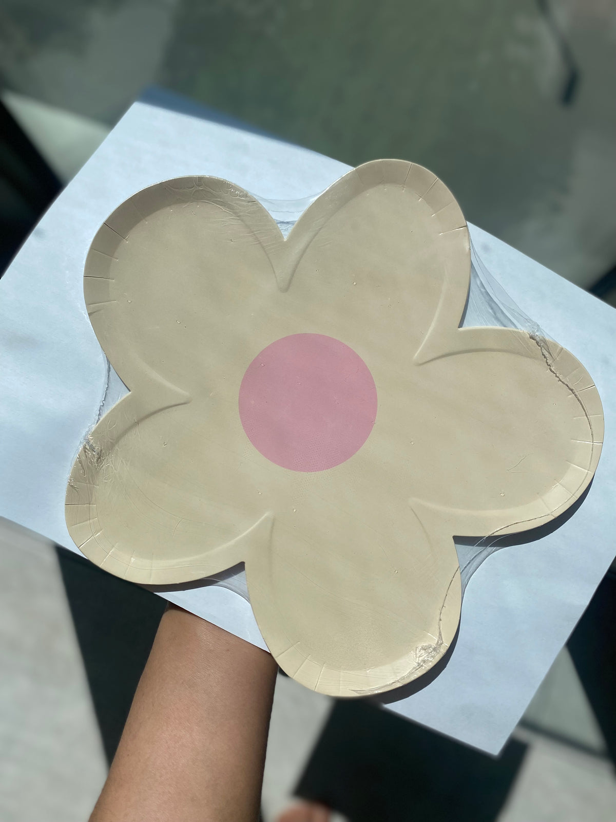 Flower-shaped paper plates (8 pcs)