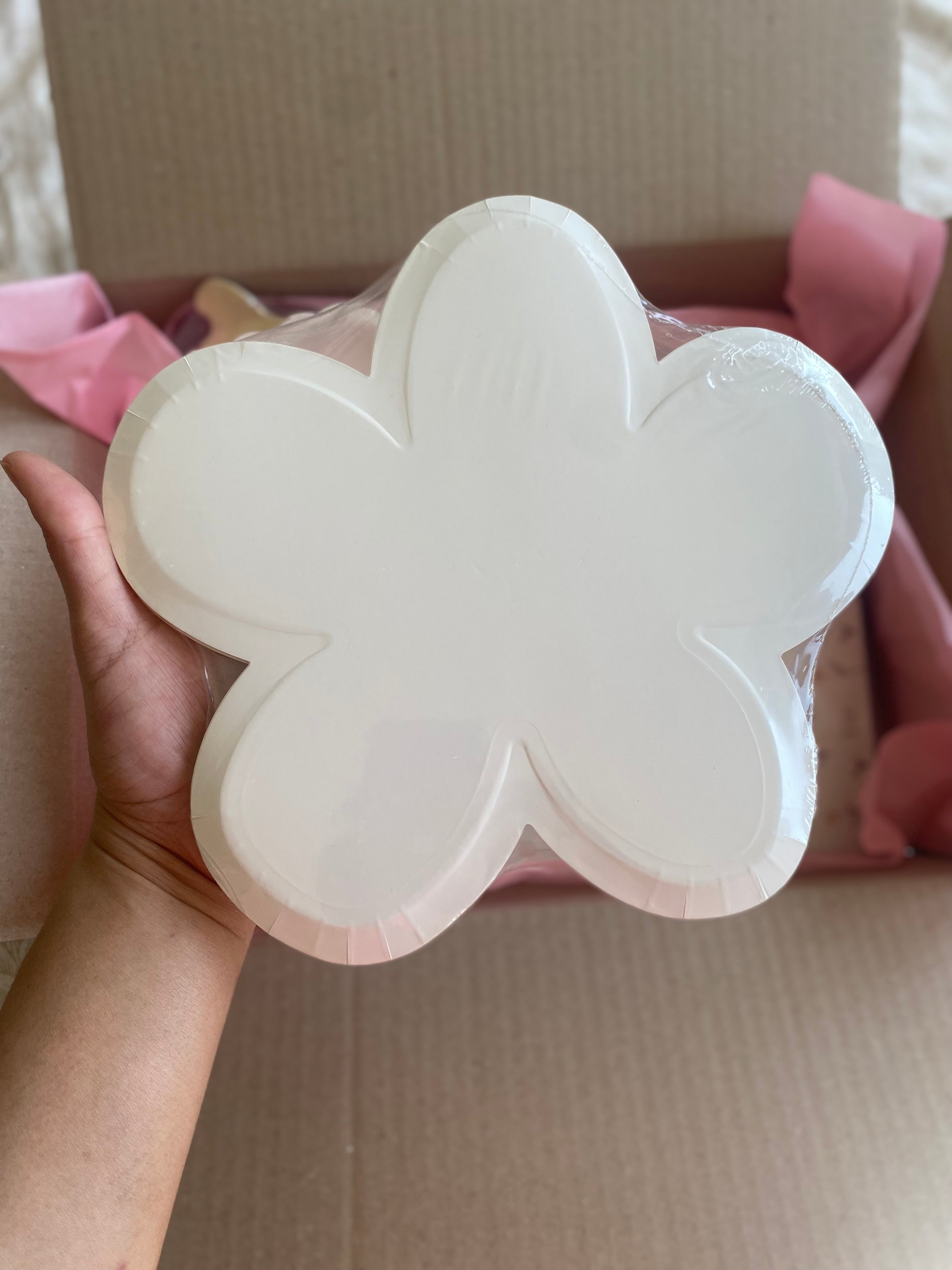 Flower-shaped paper plates (8 pcs)