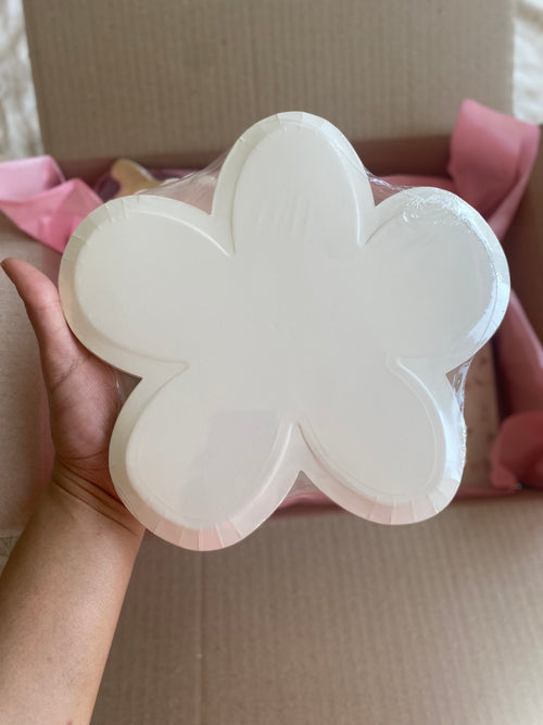 Flower-shaped paper plates (8 pcs)
